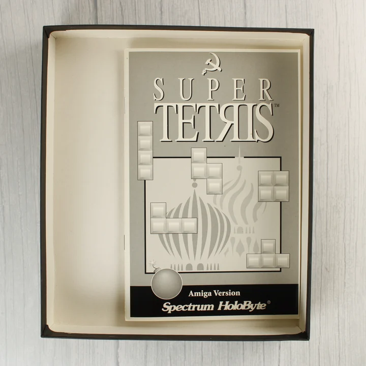 A Super Tetris Amiga használati útmutatója a nyitott dobozban