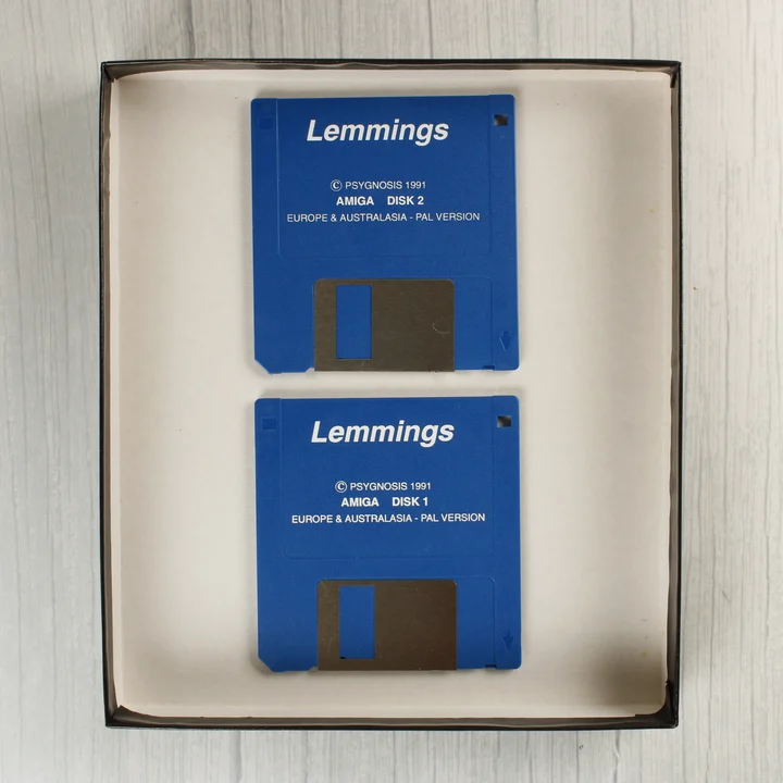 Két kék Lemmings floppy lemez a dobozban