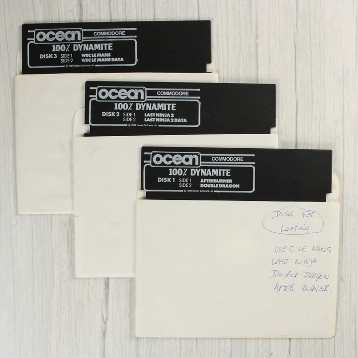 Három darab 5,25 colos floppy lemez papírtokban