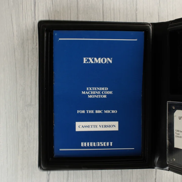 A szoftverhez tartozó kék színű, nyomtatott használati útmutató a tokban.