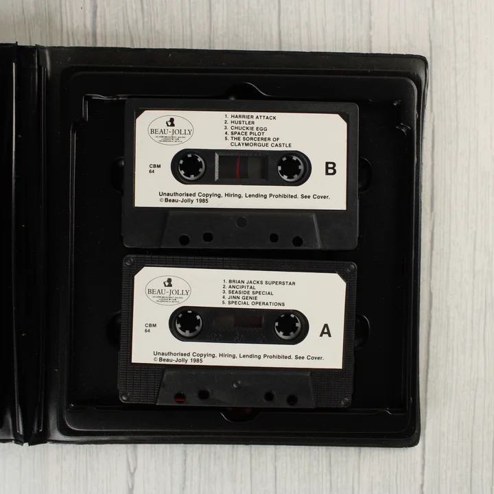 Két darab Beau-Jolly kazetta a fekete műanyag tokban