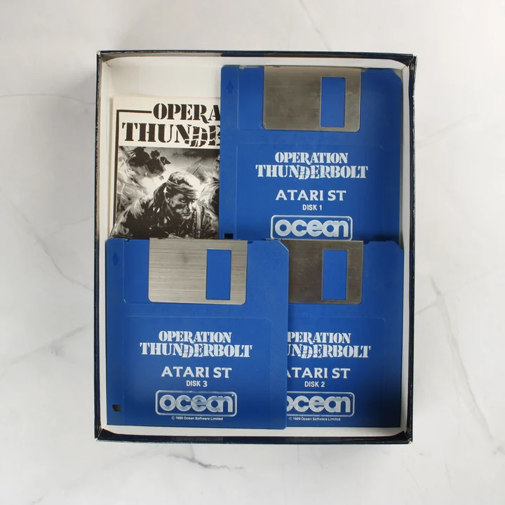 Operation Thunderbolt tartalom Operation Thunderbolt Atari ST floppy lemezek és kézikönyv a dobozban