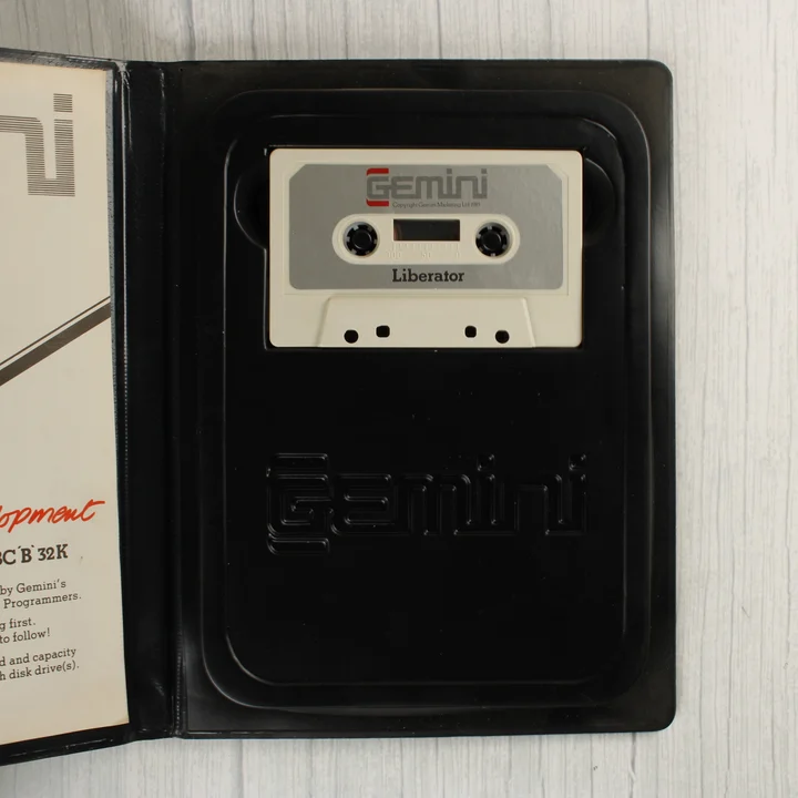 Liberator magnókazetta a nyitott tokban