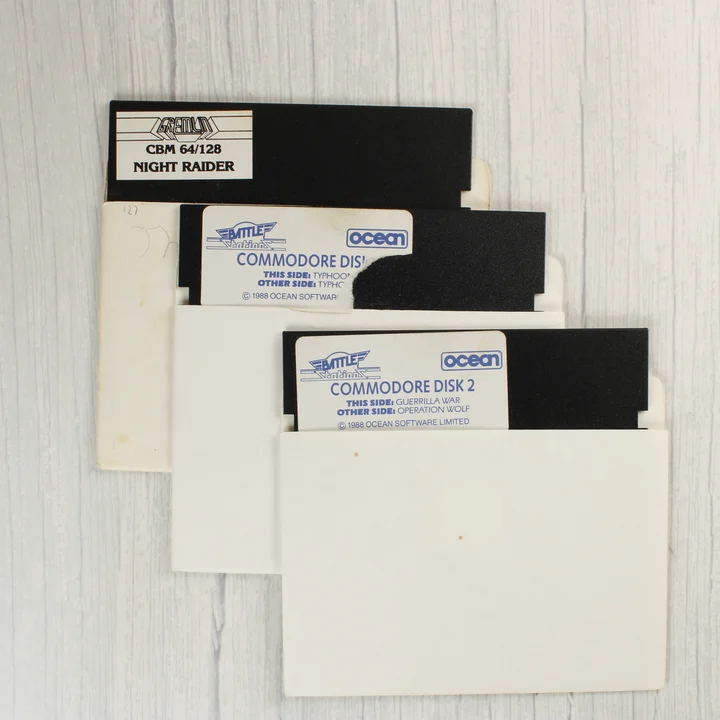 Három darab 5,25 colos floppy lemez papírtokban