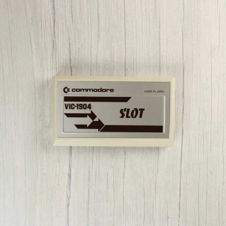 A Super Slot videójáték cartridge közelről