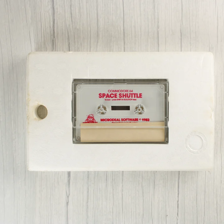 Space Shuttle Commodore 64 magnókazetta hungarocell tartóban