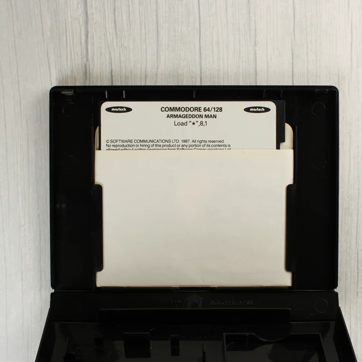 5,25 colos floppy lemez a nyitott műanyag tokban