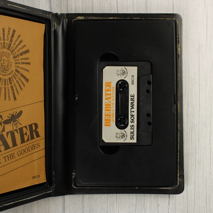 Nyitott Beebeater játéktok a kazettával