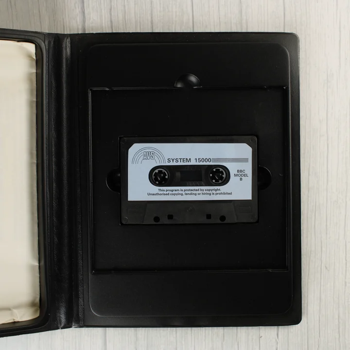 A System 15000 nyitott tokja a benne lévő kazettával