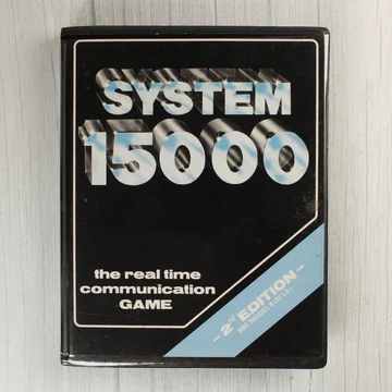 A System 15000 videójáték fekete tokjának előlapja