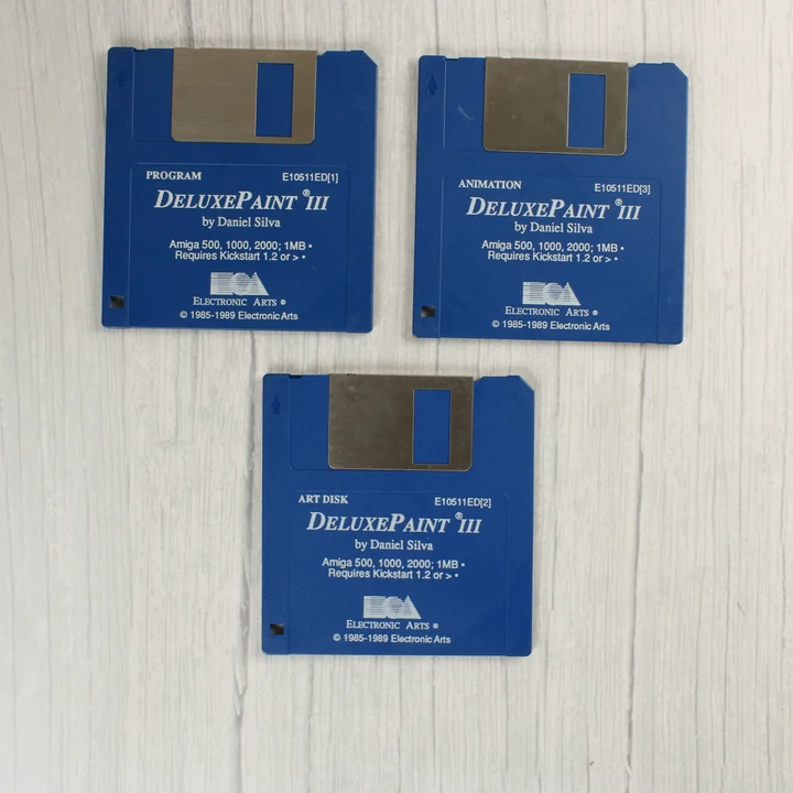 Három kék Deluxe Paint III floppy lemez