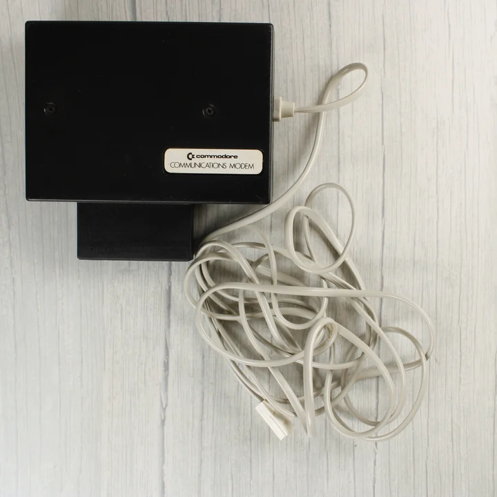 Fekete Commodore Communications Modem egység szürke kábellel