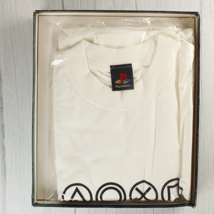 PlayStation póló a dobozban