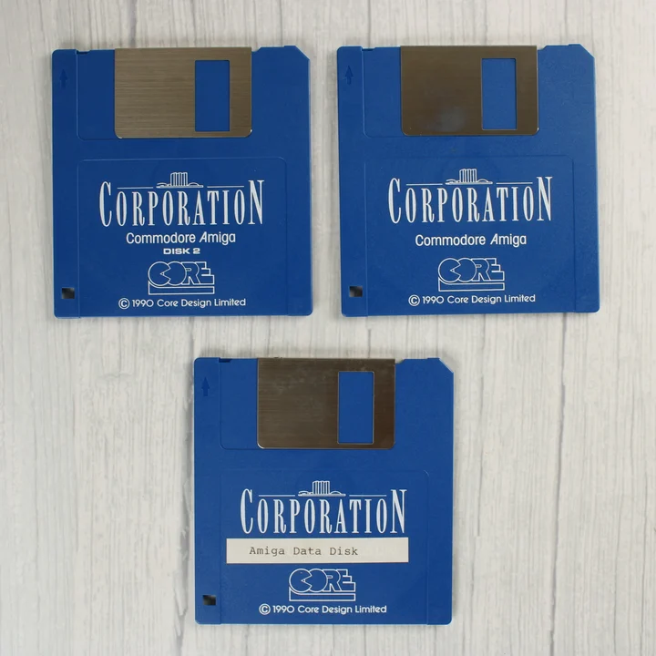 Három kék színű 3,5 colos floppy lemez a Corporation játékhoz