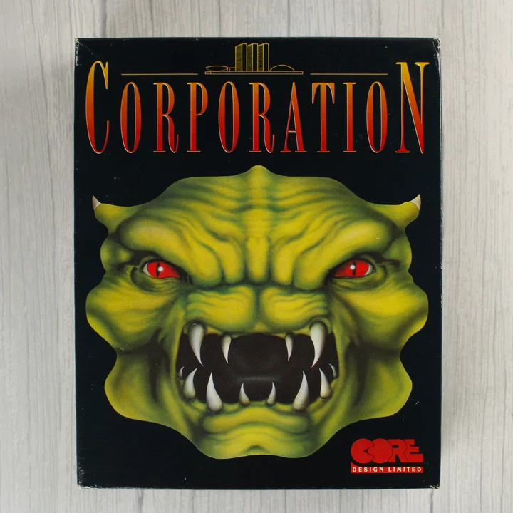 A Corporation videójáték dobozának előlapja egy zöld szörnyeteggel