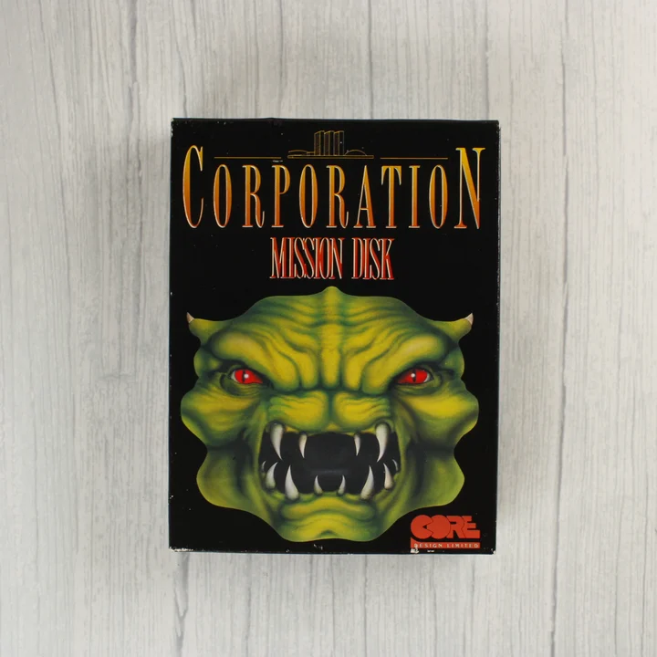 A Corporation: Mission Disk videójáték dobozának előlapja egy zöld szörnyeteggel