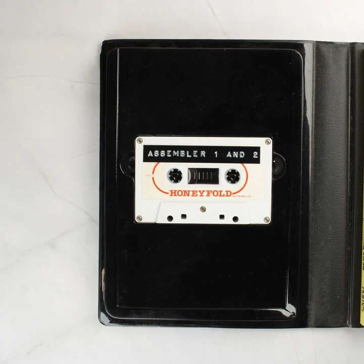 A nyitott tok belseje a Honeyfold szoftverkazettával.