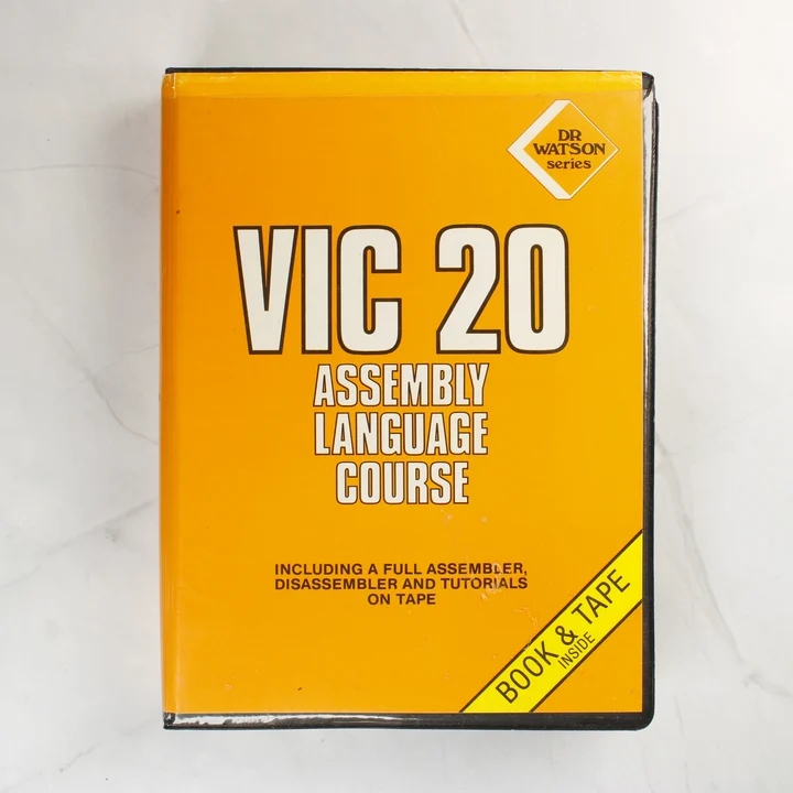 A VIC 20 Assembly Language Course sárga borítós tokja elölről.