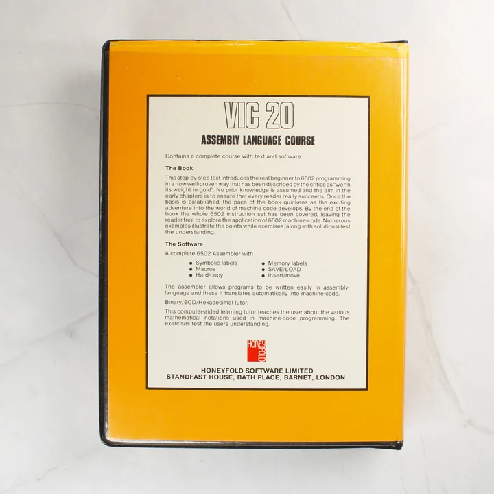 A VIC 20 Assembly Language Course tokjának hátoldala a leírással.