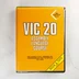A VIC 20 Assembly Language Course sárga borítós tokja elölről.