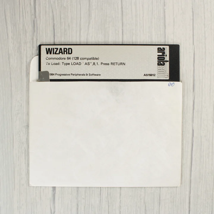 5,25 colos floppy lemez papírtokban a Wizard játékhoz