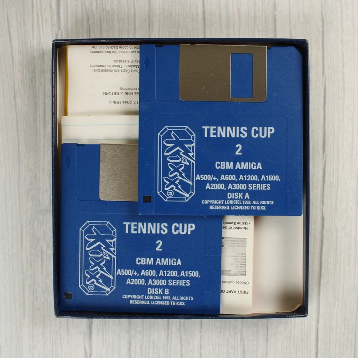 A Tennis Cup 2 két kék floppy lemeze a nyitott dobozban