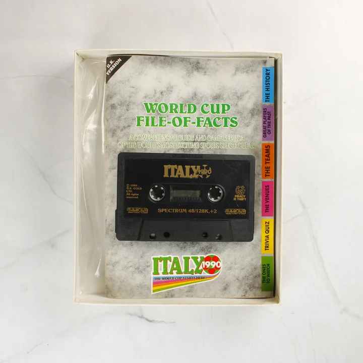 A fekete ZX Spectrum kazetta a füzeten fekve