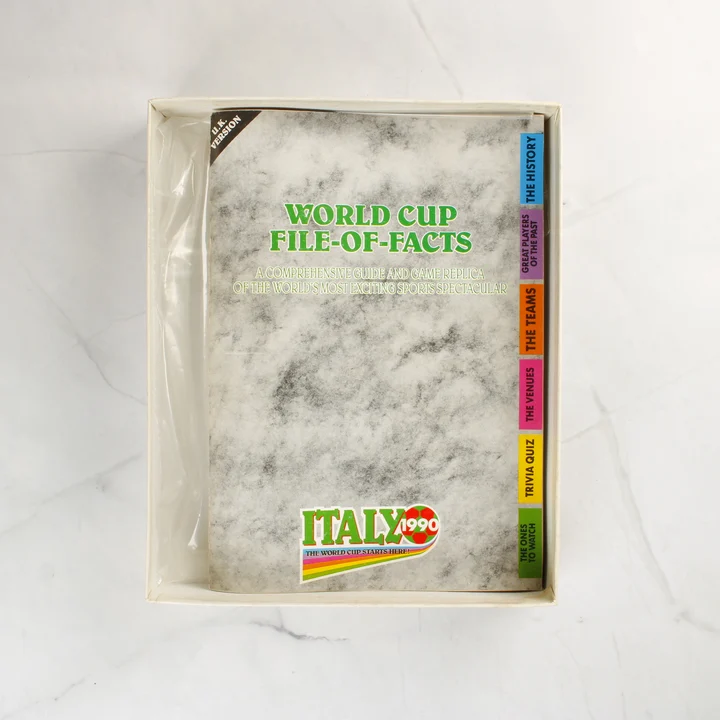 A játékhoz mellékelt World Cup File-of-Facts füzet a dobozban