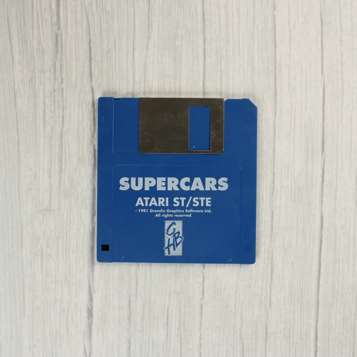 Kék 3,5 colos floppy lemez Super Cars felirattal