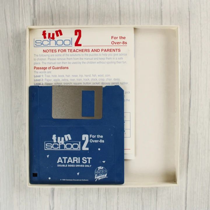 Fun School 2 kék floppy lemez és útmutató a dobozban