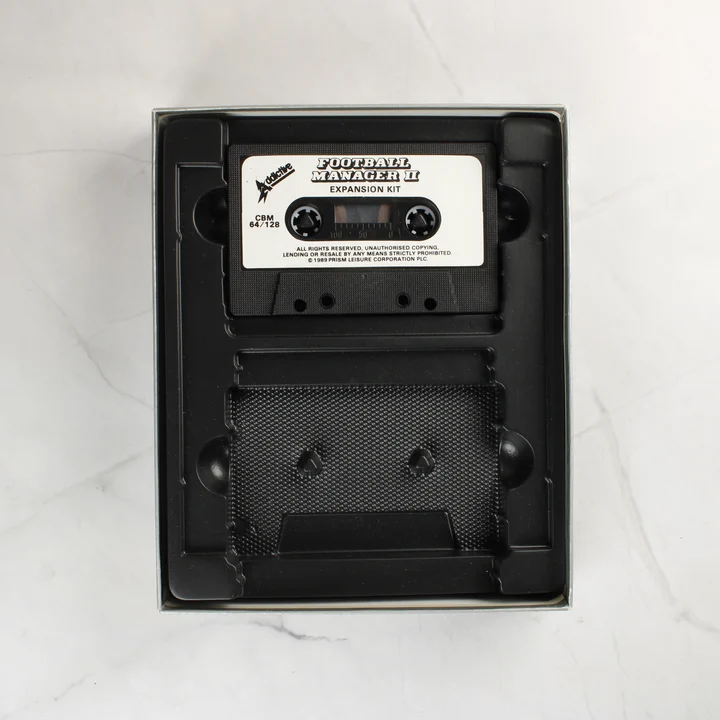 A Football Manager 2 Expansion Kit fekete kazettája a műanyag tálcában