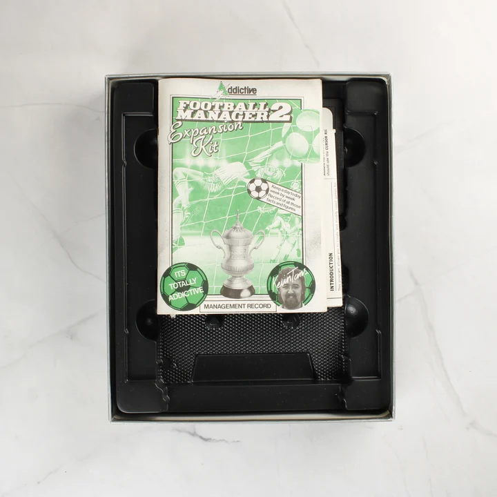 A Football Manager 2 Expansion Kit használati útmutatója a dobozban