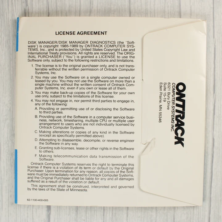 Ontrack Disk Manager szoftver licencszerződése a tok hátoldalán