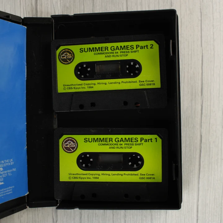 Két darab zöld címkés magnókazetta a tokban