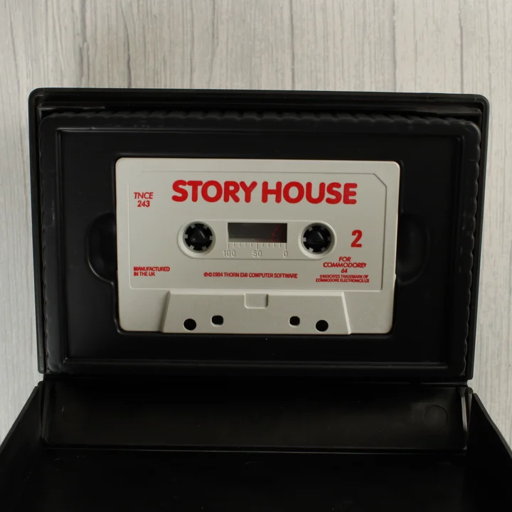 Story House Commodore 64 kazetta a nyitott tokban