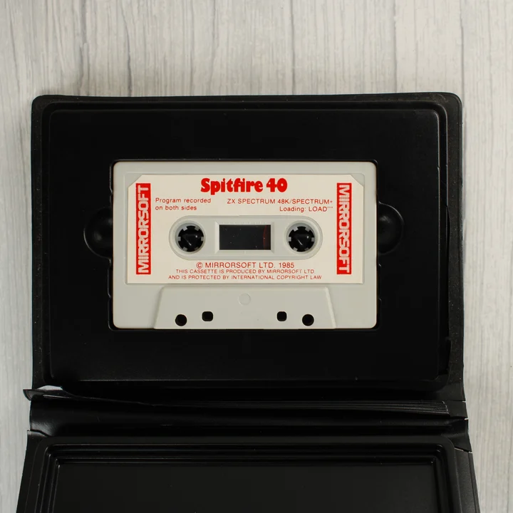 Szürke magnókazetta a fekete műanyag tokban