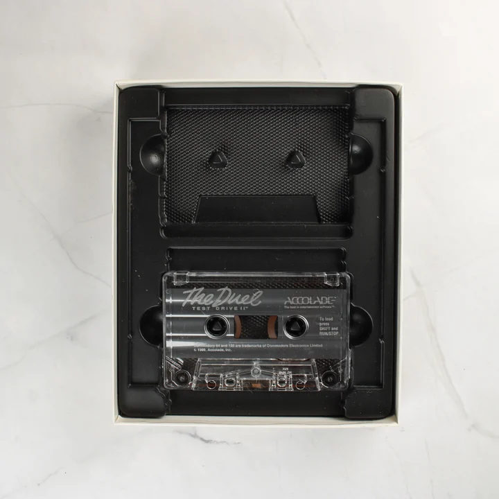 The Duel: Test Drive II C64 kazetta The Duel: Test Drive II magnetofonkazetta a belső tálcában