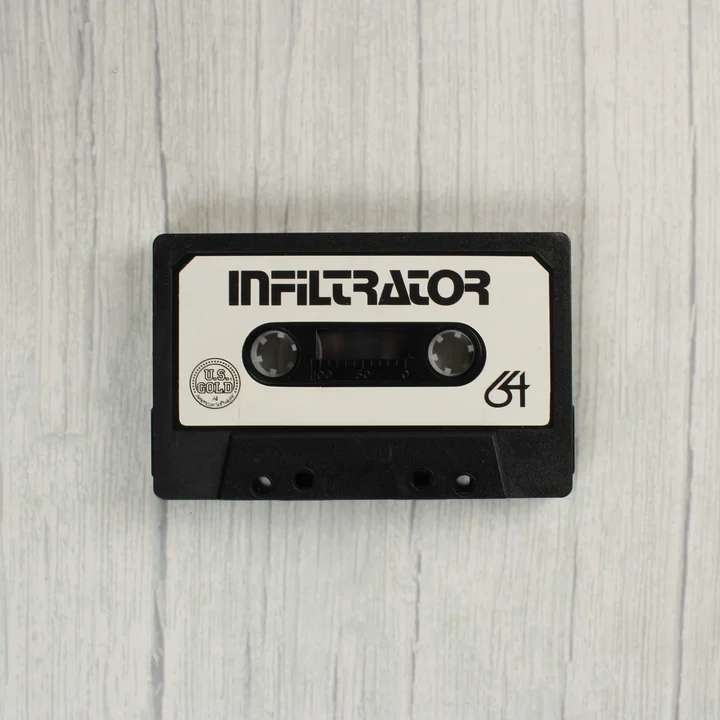 Az Infiltrator játék fekete kazettája fehér címkével