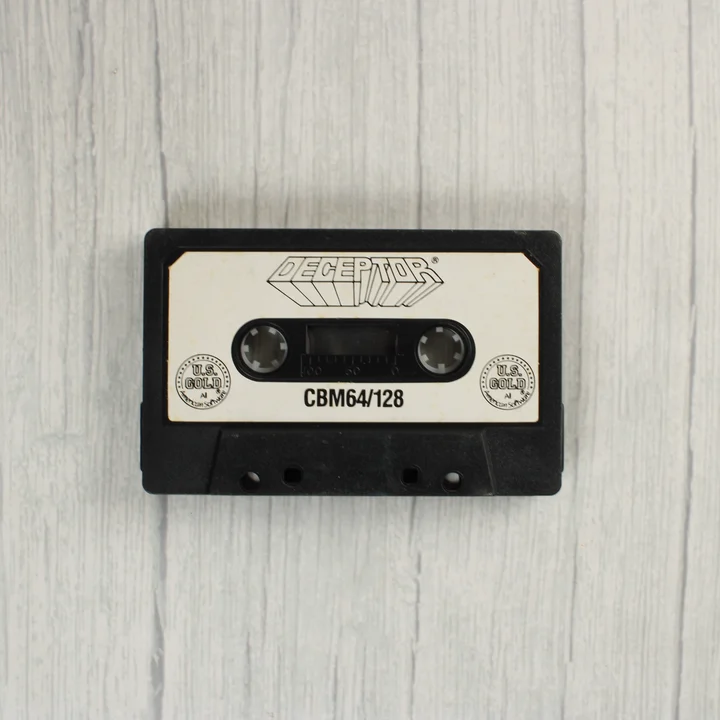 A Deceptor videójáték fekete kazettája fehér címkével.