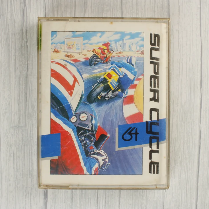 Super Cycle Commodore 64 játék kazetta tokban elölnézetből