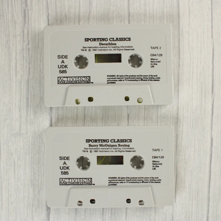 Két fehér Commodore 64 magnókazetta a Sporting Classics válogatásból
