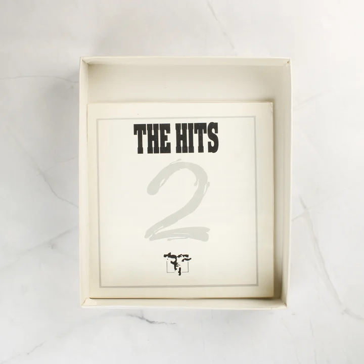 A válogatás kísérő füzete a nyitott dobozban