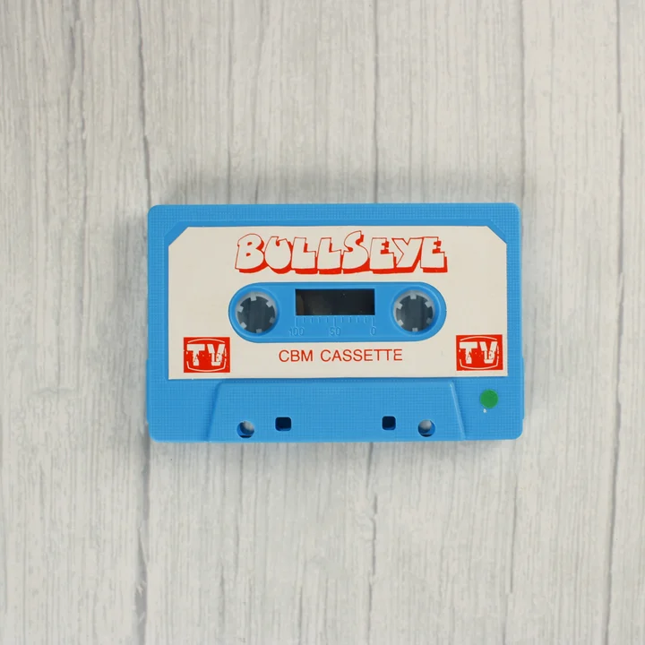 Kék színű Bullseye Commodore 64 kazetta