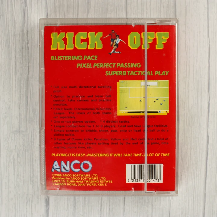 Kick Off videójáték Commodore 64 kazetta tokban hátulnézetből