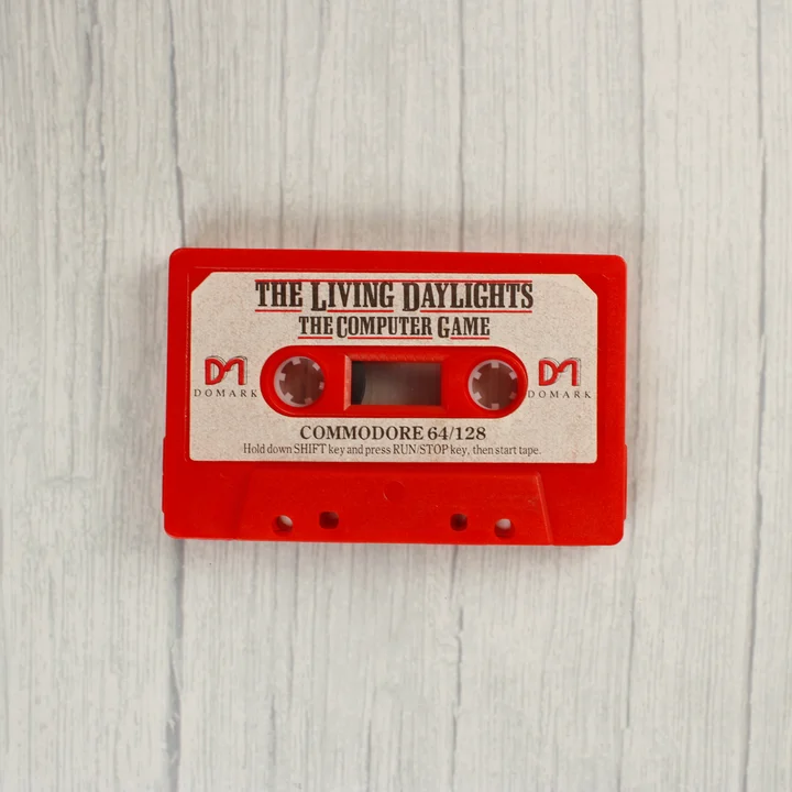 Piros Commodore 64 kazetta James Bond felirattal