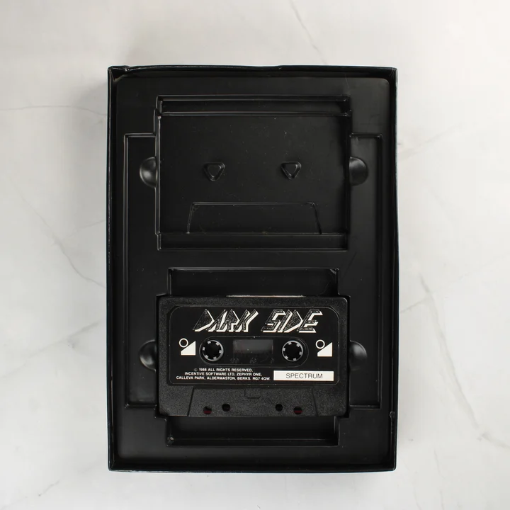 A Dark Side játék magnókazettája a belső műanyag tartóban
