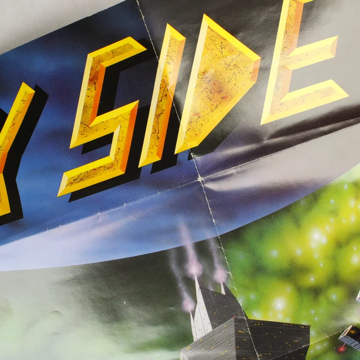 Közeli kép a Dark Side dobozának grafikájáról és hajtásáról