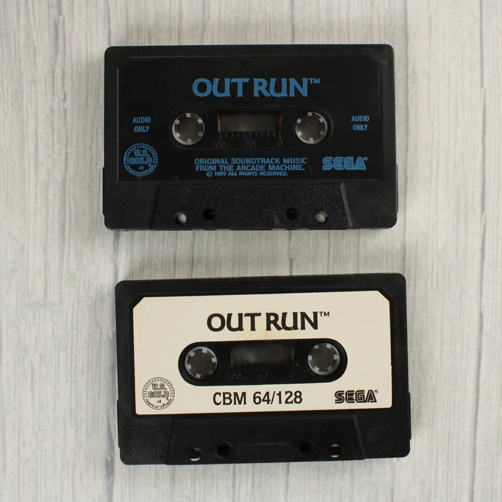 Out Run C64 kazetták Két fekete kazetta, az egyik a játékprogram, a másik a zenei anyag