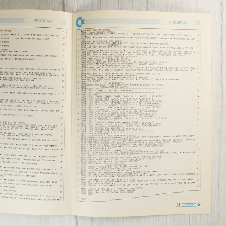 A Commodore újság egy másik belső oldala gépi kódú listával