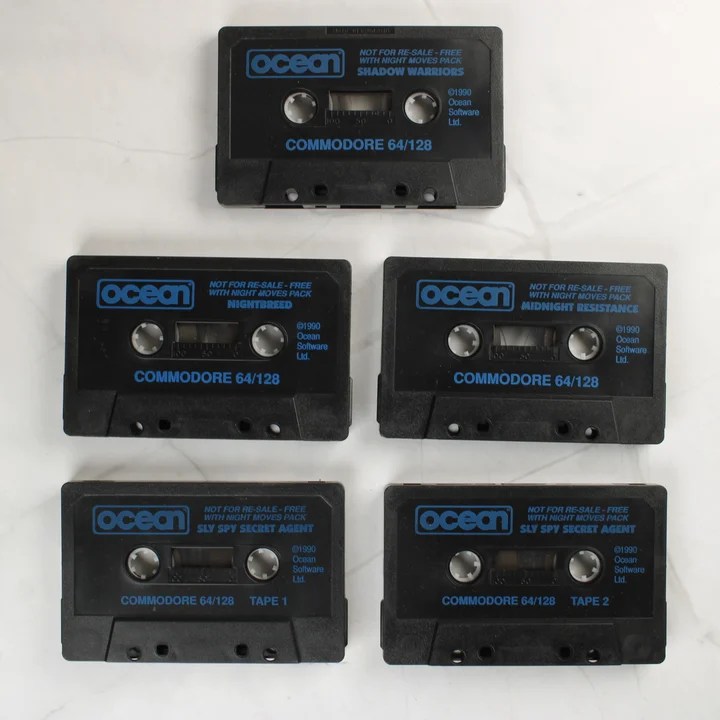 Night Moves C64 kazetták Öt darab fekete Commodore 64 kazetta a Night Moves csomagból
